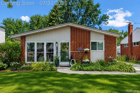 21613 Parkway St, Saint Clair Shores, MI 48082