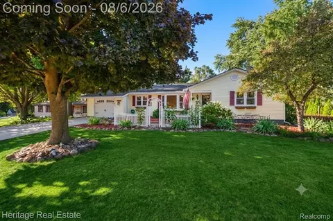 3111 Mann Rd, Waterford, MI 48329