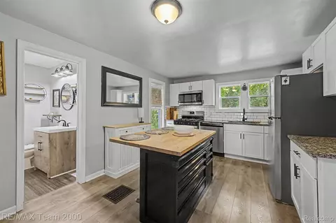 Kitchen - 511 Ash St, Carleton, MI 48117 photo 2 of 5