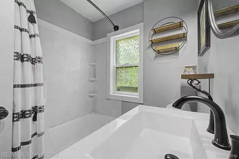 Bath - 511 Ash St, Carleton, MI 48117 photo 2 of 3