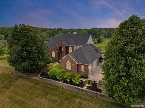 2160 W Buell Rd, Oakland, MI 48363