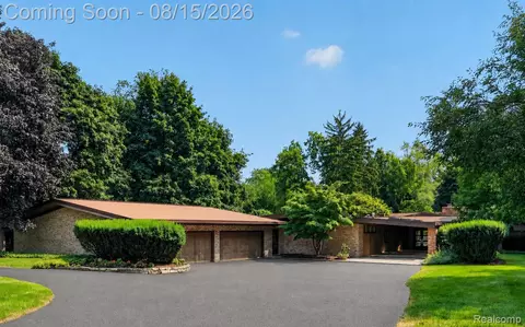 1425 Clarendon Rd, Bloomfield Hills, MI 48302