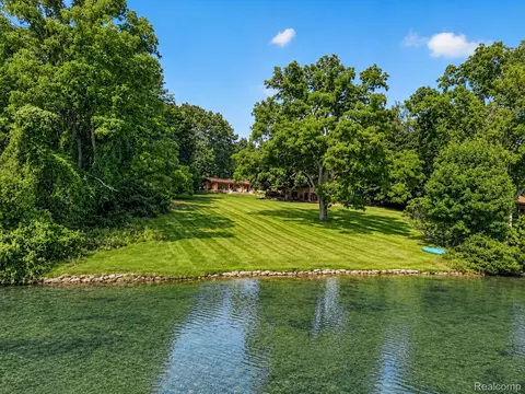 1425 Clarendon Rd, Bloomfield Hills, MI 48302