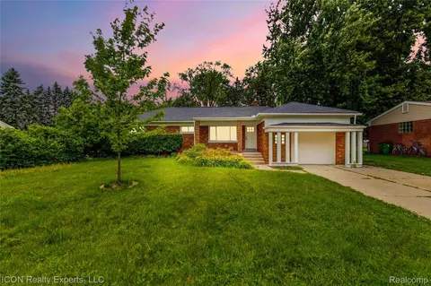 4901 Robert St, Shelby Township, MI 48316