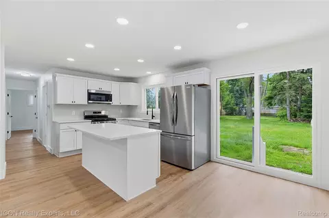 4901 Robert St, Shelby Township, MI 48316