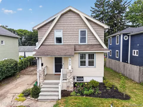 909 Fernwood Rd, Royal Oak, MI 48067
