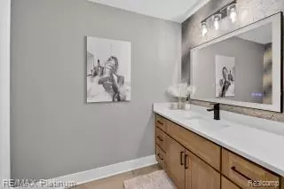 Bath - 1666 Pinecroft Ln, Howell, MI 48855 photo 2 of 5