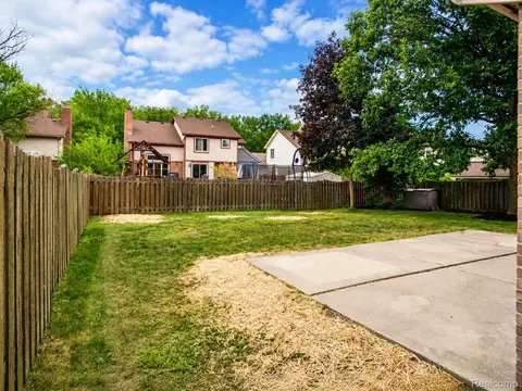 Exterior - 19108 Red Oak Ln, Brownstown, MI 48193 photo 4 of 7