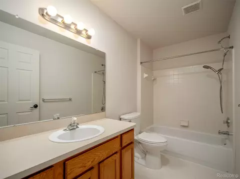 Bath - 19108 Red Oak Ln, Brownstown, MI 48193 photo 3 of 3