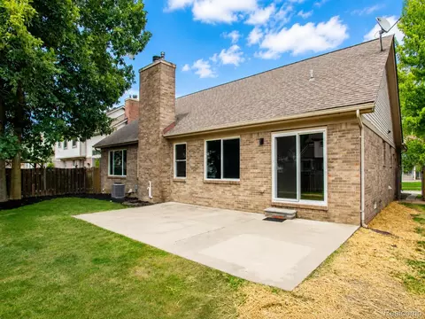 Exterior - 19108 Red Oak Ln, Brownstown, MI 48193 photo 5 of 7