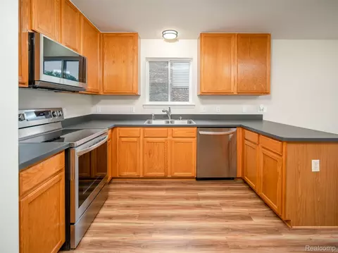 Kitchen - 19108 Red Oak Ln, Brownstown, MI 48193 photo 2 of 2