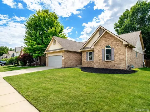 Exterior - 19108 Red Oak Ln, Brownstown, MI 48193 photo 2 of 7