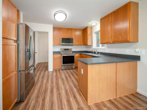Kitchen - 19108 Red Oak Ln, Brownstown, MI 48193 photo 1 of 2