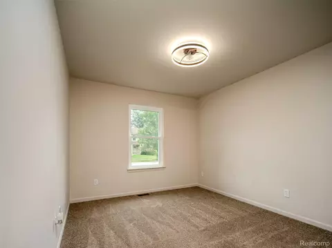 Bedroom - 19108 Red Oak Ln, Brownstown, MI 48193 photo 4 of 4