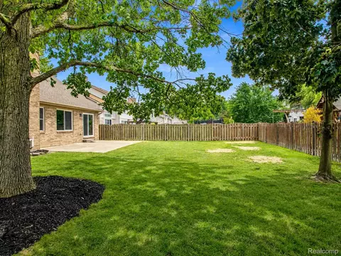 Exterior - 19108 Red Oak Ln, Brownstown, MI 48193 photo 6 of 7