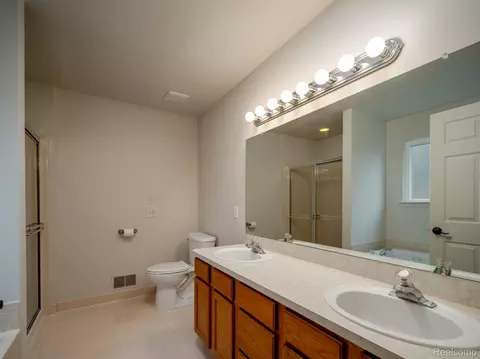 Bath - 19108 Red Oak Ln, Brownstown, MI 48193 photo 1 of 3