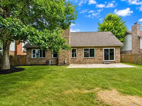 Exterior - 19108 Red Oak Ln, Brownstown, MI 48193 photo 7 of 7