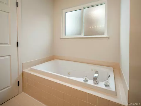 Bath - 19108 Red Oak Ln, Brownstown, MI 48193 photo 2 of 3