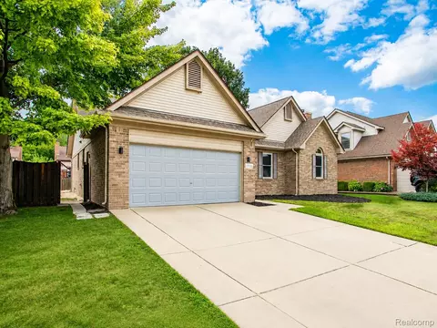 Exterior - 19108 Red Oak Ln, Brownstown, MI 48193 photo 3 of 7