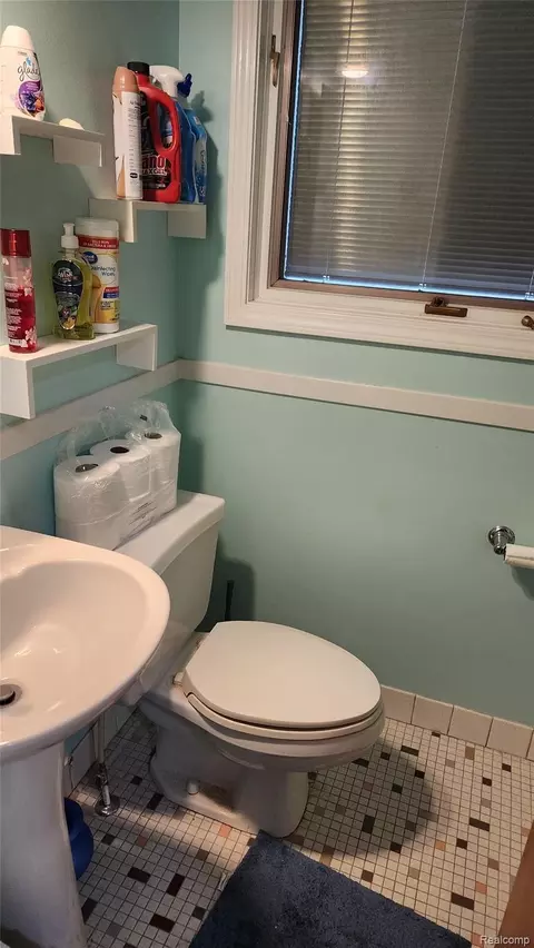 Bath - 11219 Hanover Dr, Warren, MI 48093 photo 3 of 5