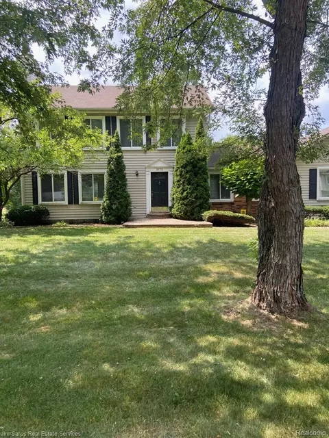 36715 Paddock Dr, Clinton Township, MI 48035