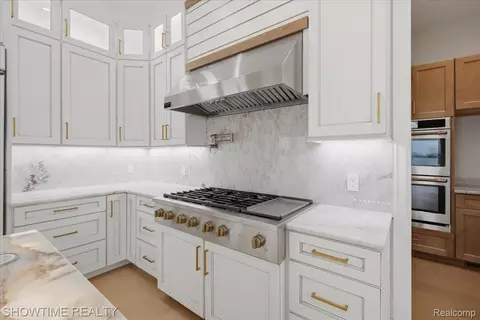 Kitchen - 13281 Haddon St, Fenton, MI 48430 photo 4 of 8