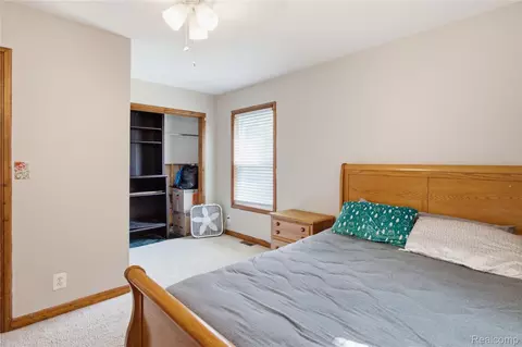 Bedroom - 11163 Cape Cod St, Taylor, MI 48180 photo 4 of 7