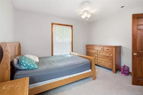 Bedroom - 11163 Cape Cod St, Taylor, MI 48180 photo 5 of 7