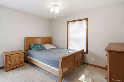 Bedroom - 11163 Cape Cod St, Taylor, MI 48180 photo 3 of 7
