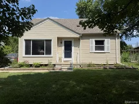 32118 Cambridge St, Garden City, MI 48135