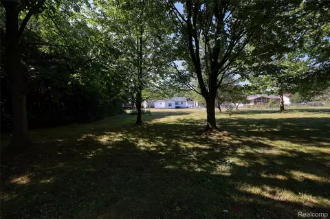 Exterior - 1221 Windsor St, Grand Blanc, MI 48507 photo 3 of 4