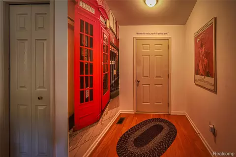 Entry Way - 1221 Windsor St, Grand Blanc, MI 48507 photo 1 of 3