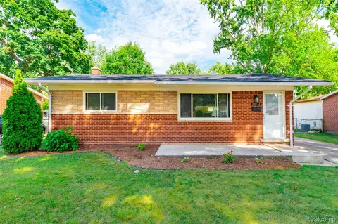 22116 W Brandon St, Farmington Hills, MI 48336