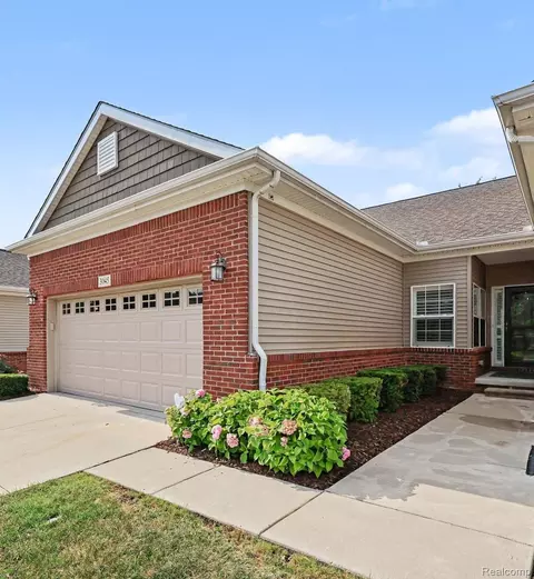 3045 Bridgewater Rd #5, Auburn Hills, MI 48326