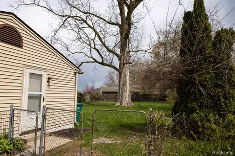 Exterior - 15167 Meadow St, Romulus, MI 48174 photo 3 of 5
