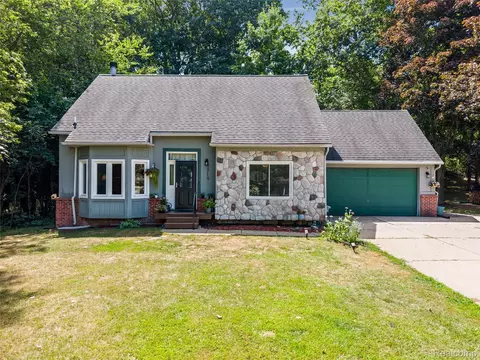 8819 Woodshire Dr, White Lake, MI 48386