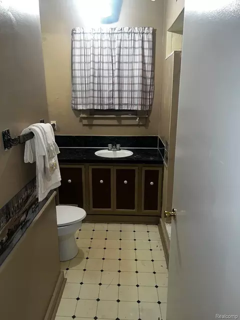 Bath - 3364 E Pierson Rd, Flint, MI 48506 photo 7 of 9