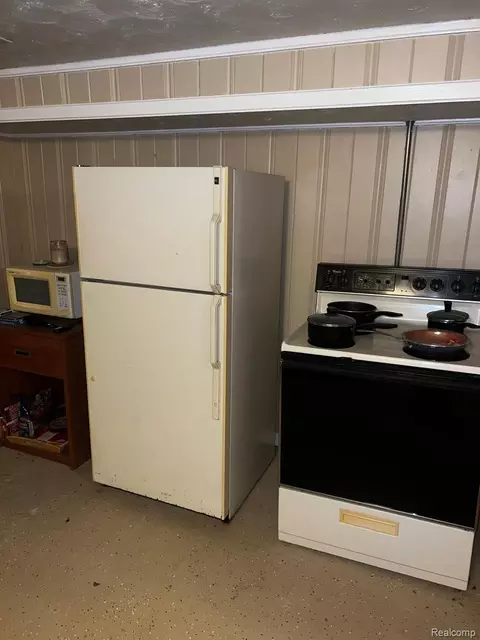 Kitchen - 3364 E Pierson Rd, Flint, MI 48506 photo 4 of 5