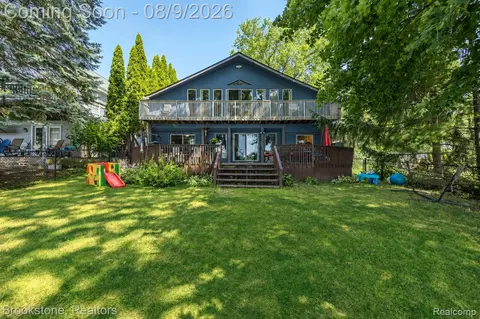 3235 Mccormick Dr, Waterford, MI 48328