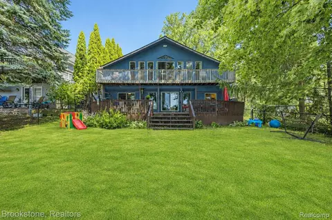 3235 Mccormick Dr, Waterford, MI 48328