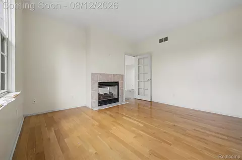 Living - 9 Lyons Ct, Dearborn, MI 48126 photo 6 of 9