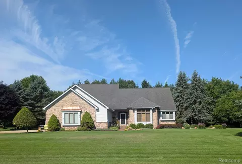 198 Coryell Dr, Oxford, MI 48371