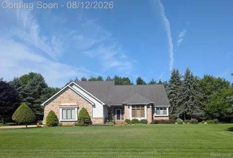 198 Coryell Dr, Oxford, MI 48371