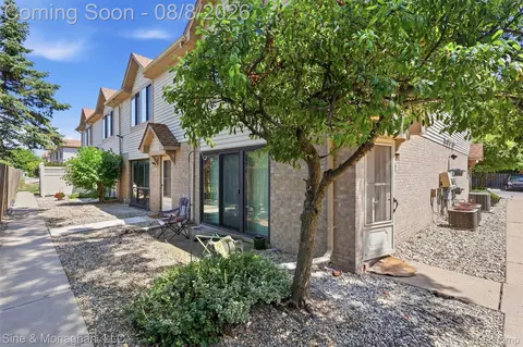 38571 Wellington Dr, Clinton Township, MI 48036