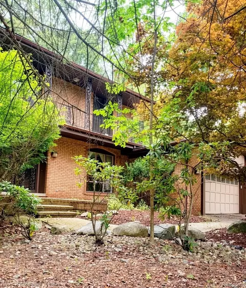 5064 Far Ravine Ct, West Bloomfield, MI 48323