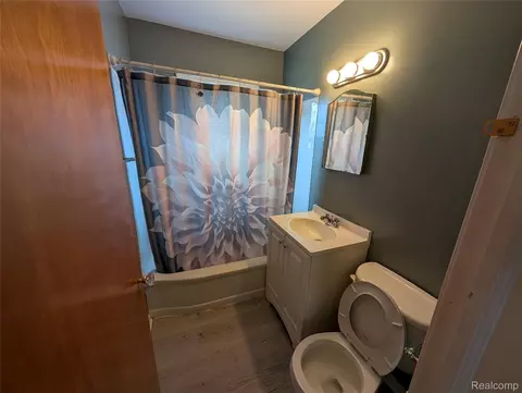 Bath - 636 Waldman Ave, Flint, MI 48507 photo 1 of 1