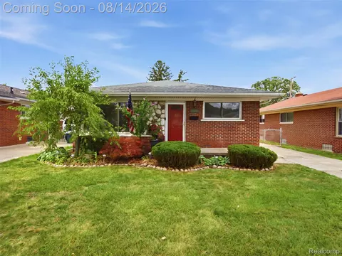 22421 Millenbach St, Saint Clair Shores, MI 48081