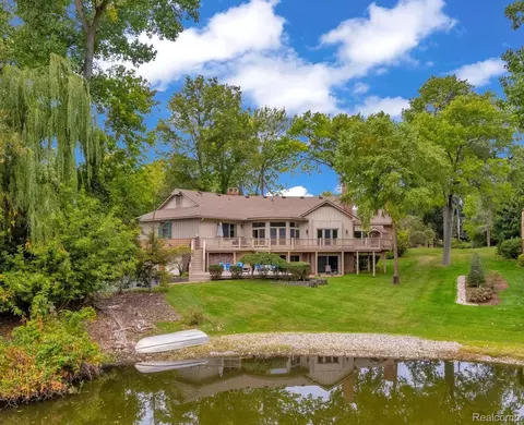 1887 Harvest Ln, Bloomfield Hills, MI 48302