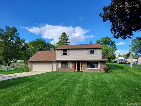 2451 Valley Lane Dr, Grand Blanc, MI 48439