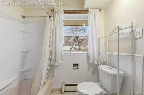 Bath - 25253 Eureka Dr, Warren, MI 48091 photo 1 of 1
